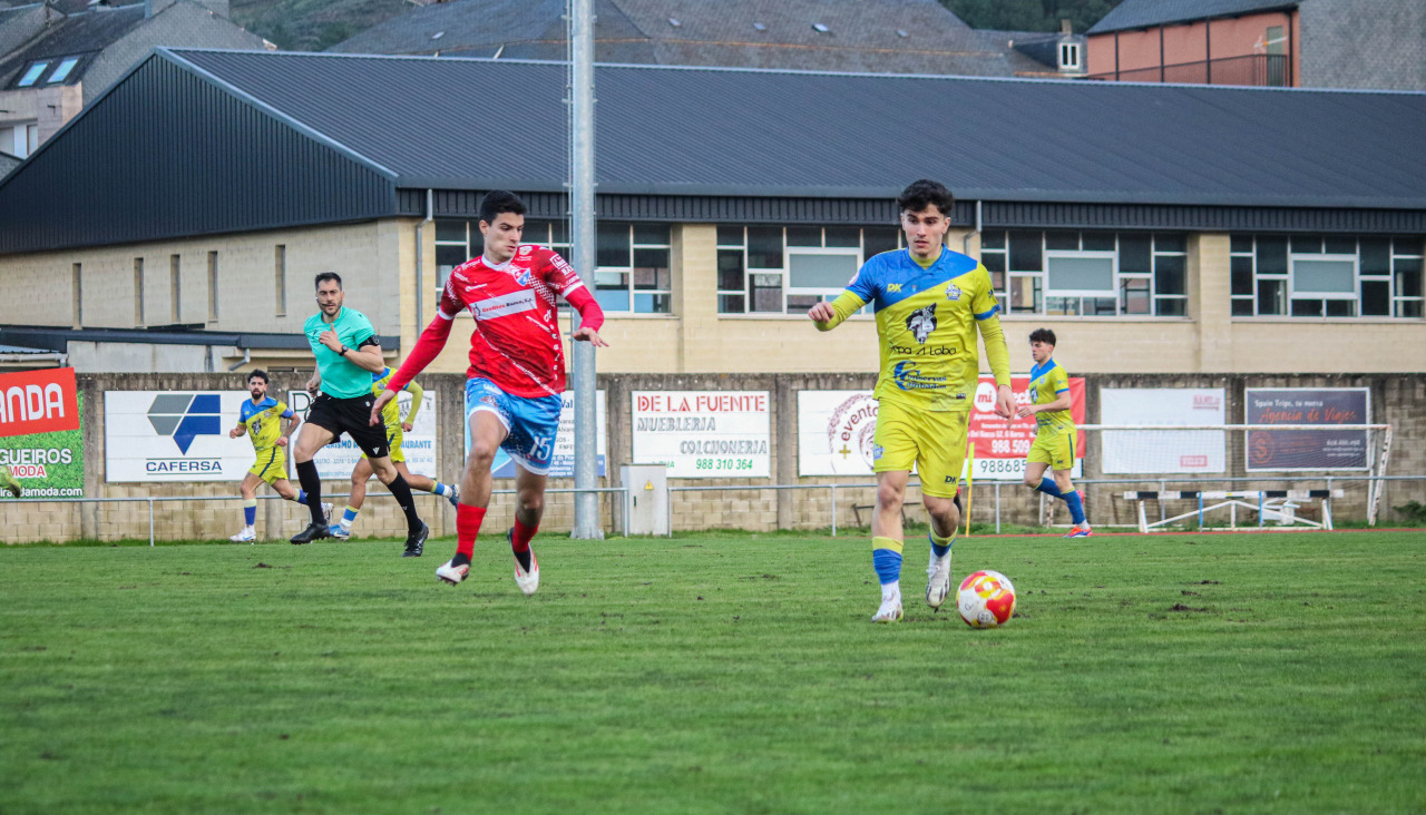 Noel controla el balón presionado por su tocayo