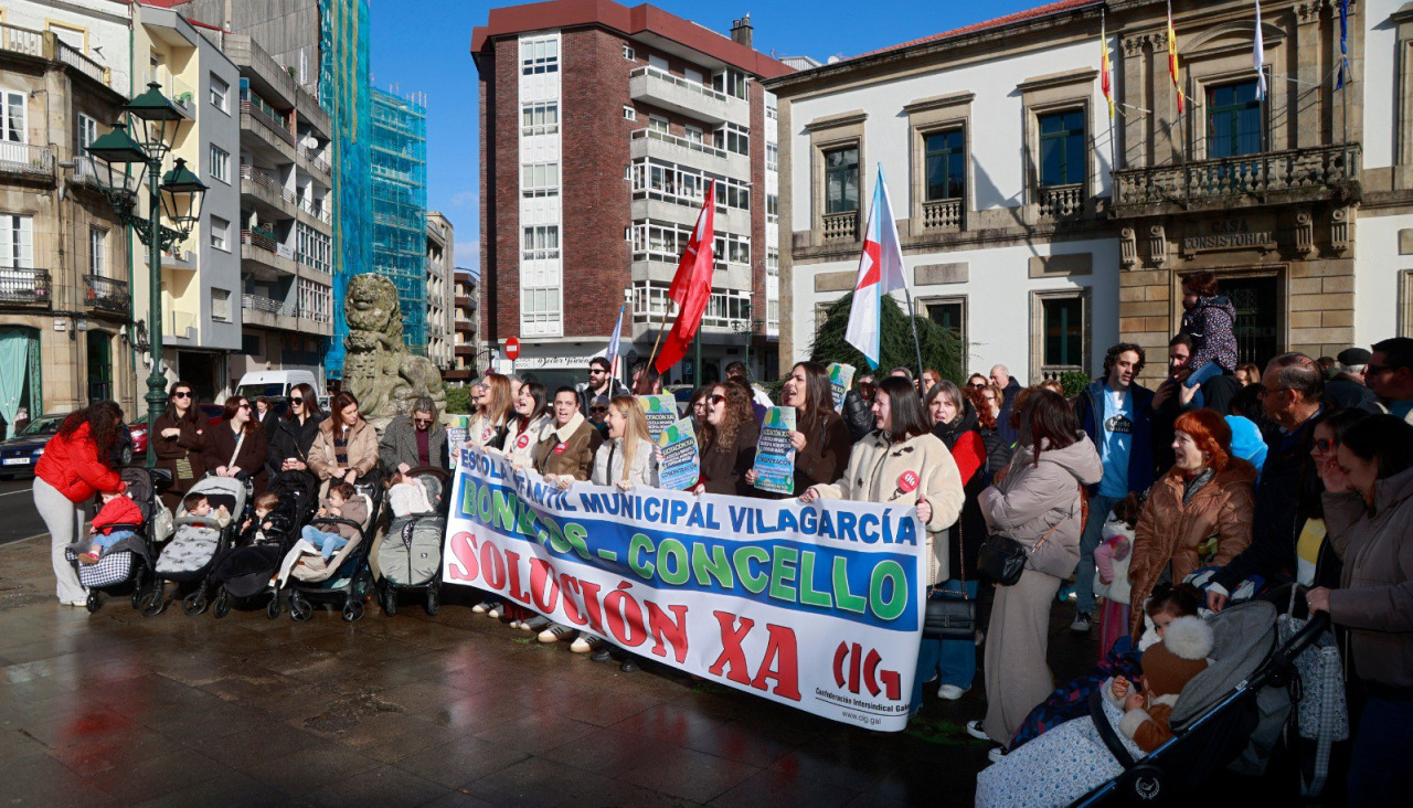 Familias y profesoras se concentraron delante del Concello