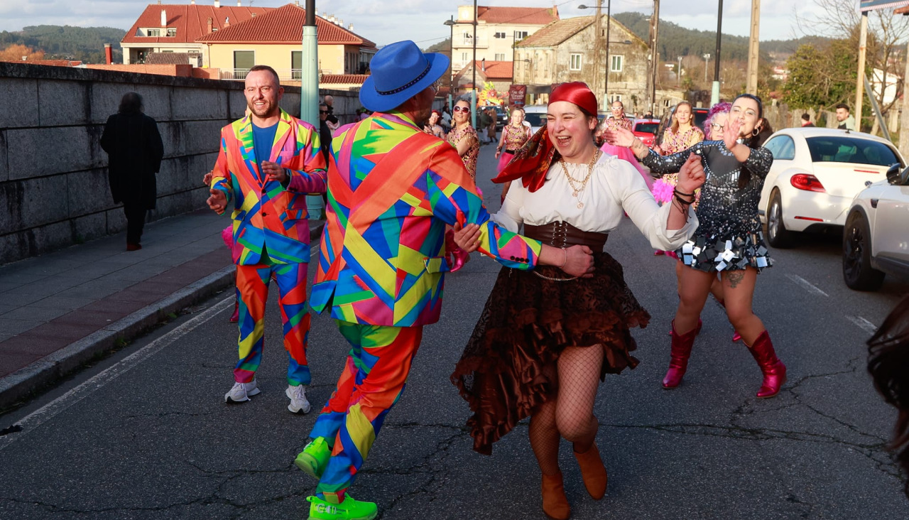 Meis disfrutó de un día de sol y Entroido con disfraces, desfile, música, y muchas ganas de fiesta