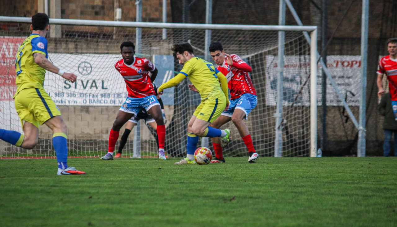 Anxo tuvo la ocasión más clara del Cambados en Calabagueiros
