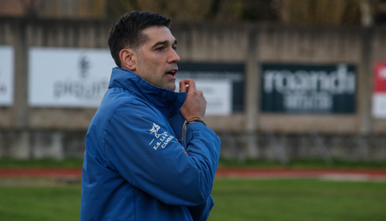 Pénjamo da instrucciones durante el partido.jpg