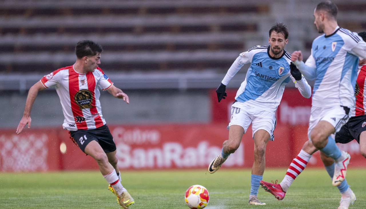 Álex Rodríguez recibe el balón ante la mirada de Paparar y Maceira