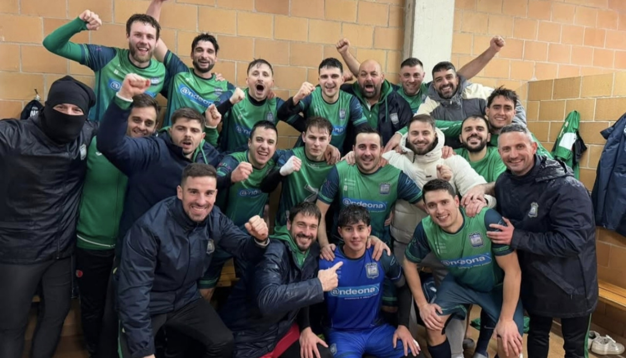 Los futbolistas delNoalla celebran la gesta lograda ante el Domaio en Copa al levantar un 0-3