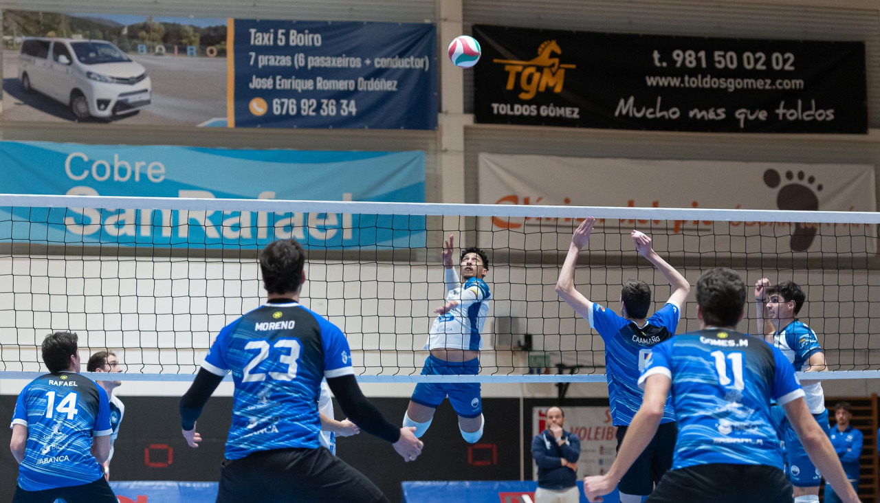 Juan Cañate durante una acción del partido