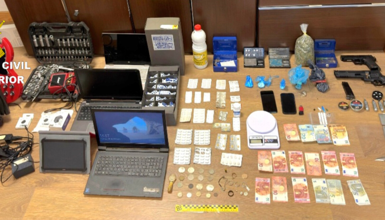 Imagen de los artículos intervenidos en la operación