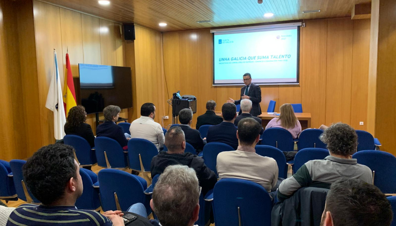 Reunión del conselleiro de Emprego, Comercio e Emigración, José González con los empresarios de Valga 