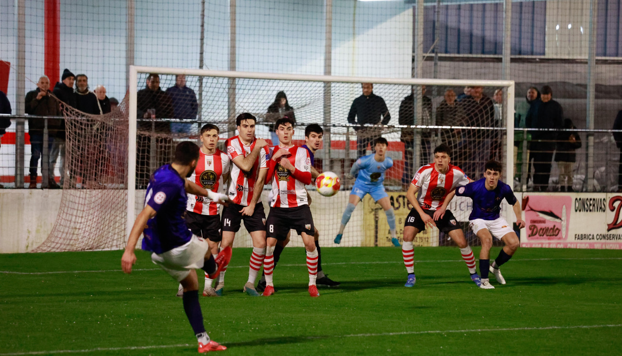 Pedrosa lanzó varias faltas directas en la primera parte, pero sin puntería