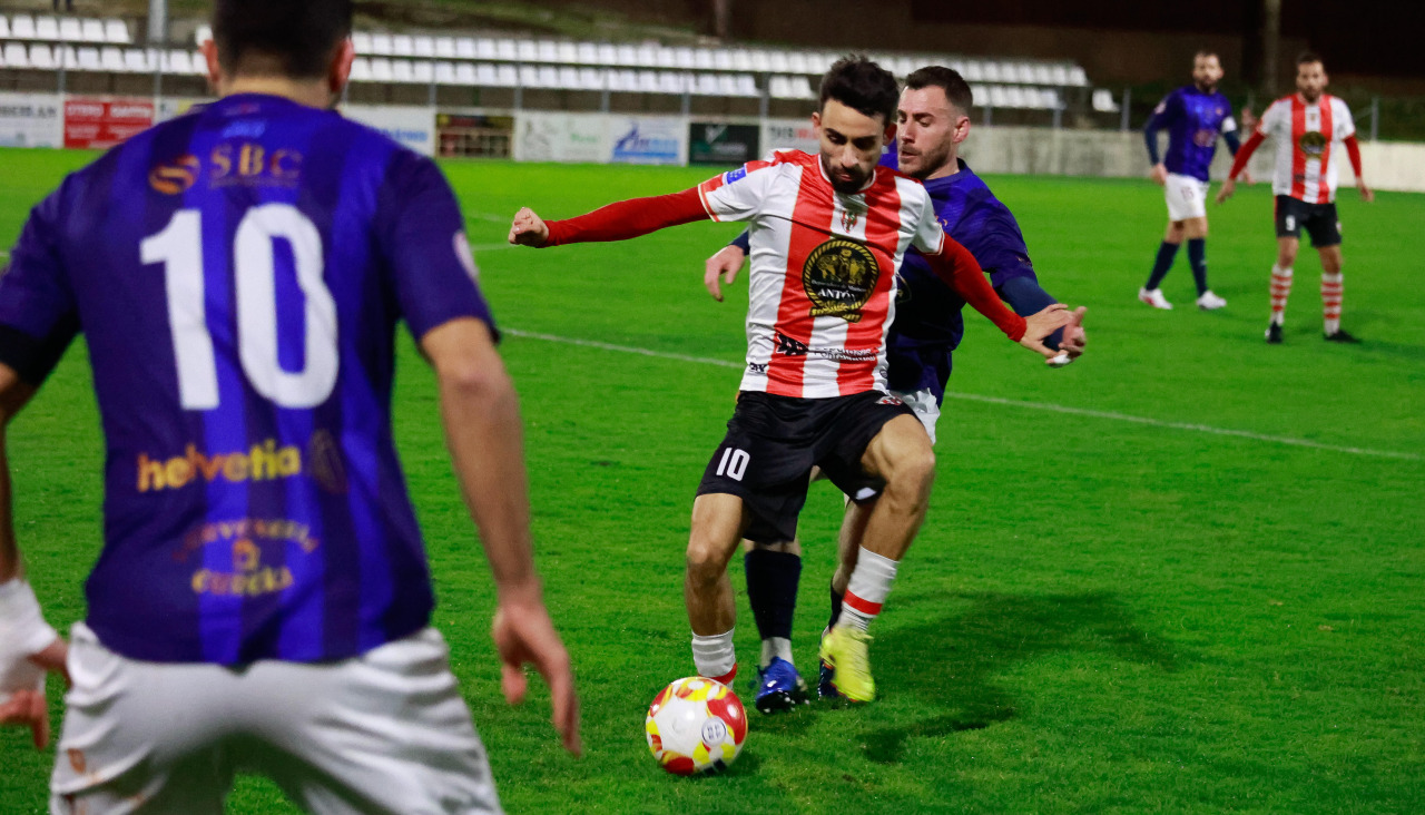 Julio Rey, que marcó el gol del triunfo en el noventa, maniobra con el balón ante Ander y Pedrosa