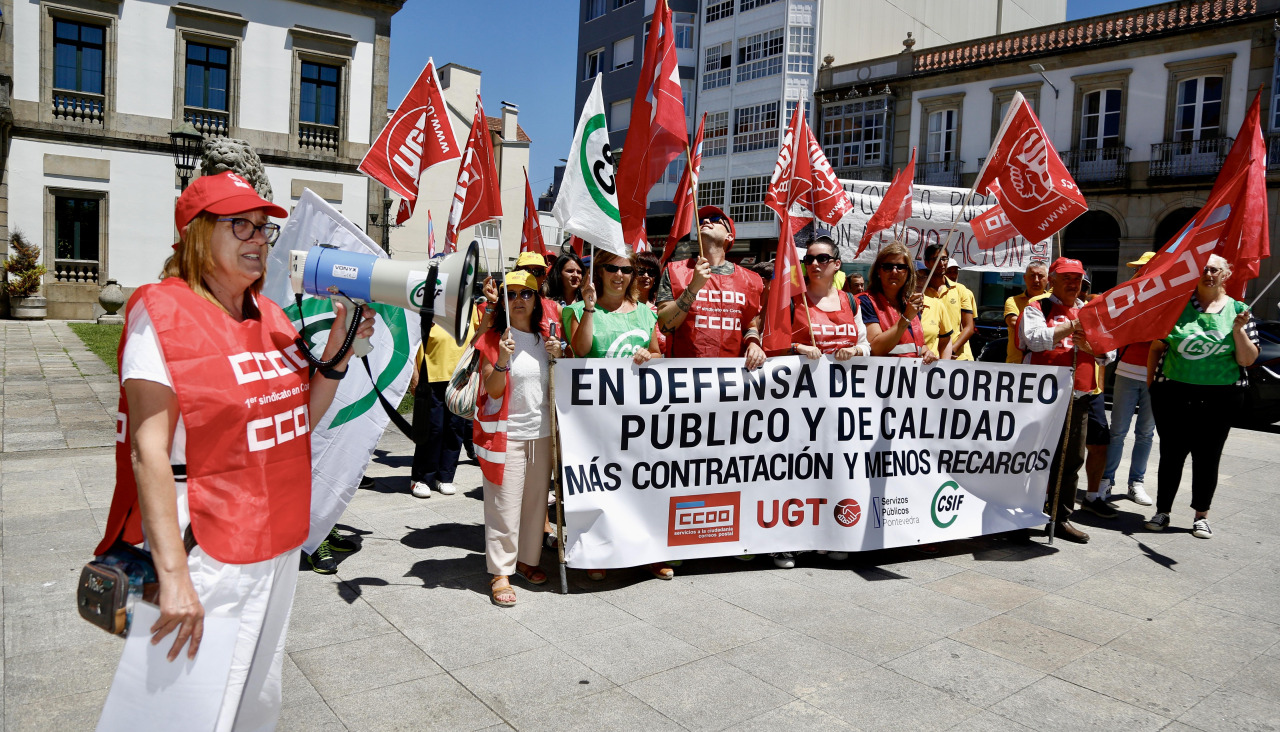 Concentración de trabajadores de Correos en Ravella