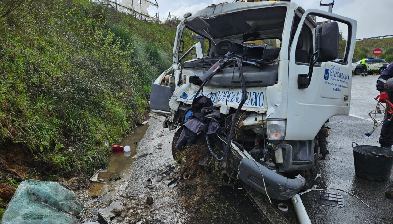 Estado en el que acabó el camión municipal de Sanxenxo tras el accidente