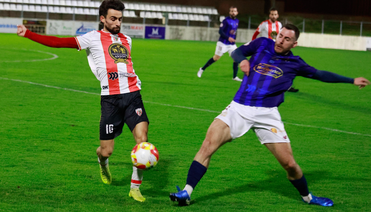 Julio se lleva el balón durante el partido ante Estradense el pasado miércoles