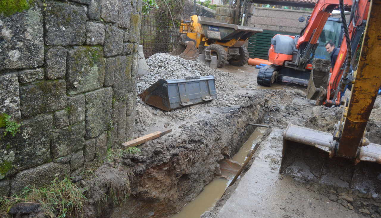 Trabajos de mejora de la red de saneamiento en Sanxenxo