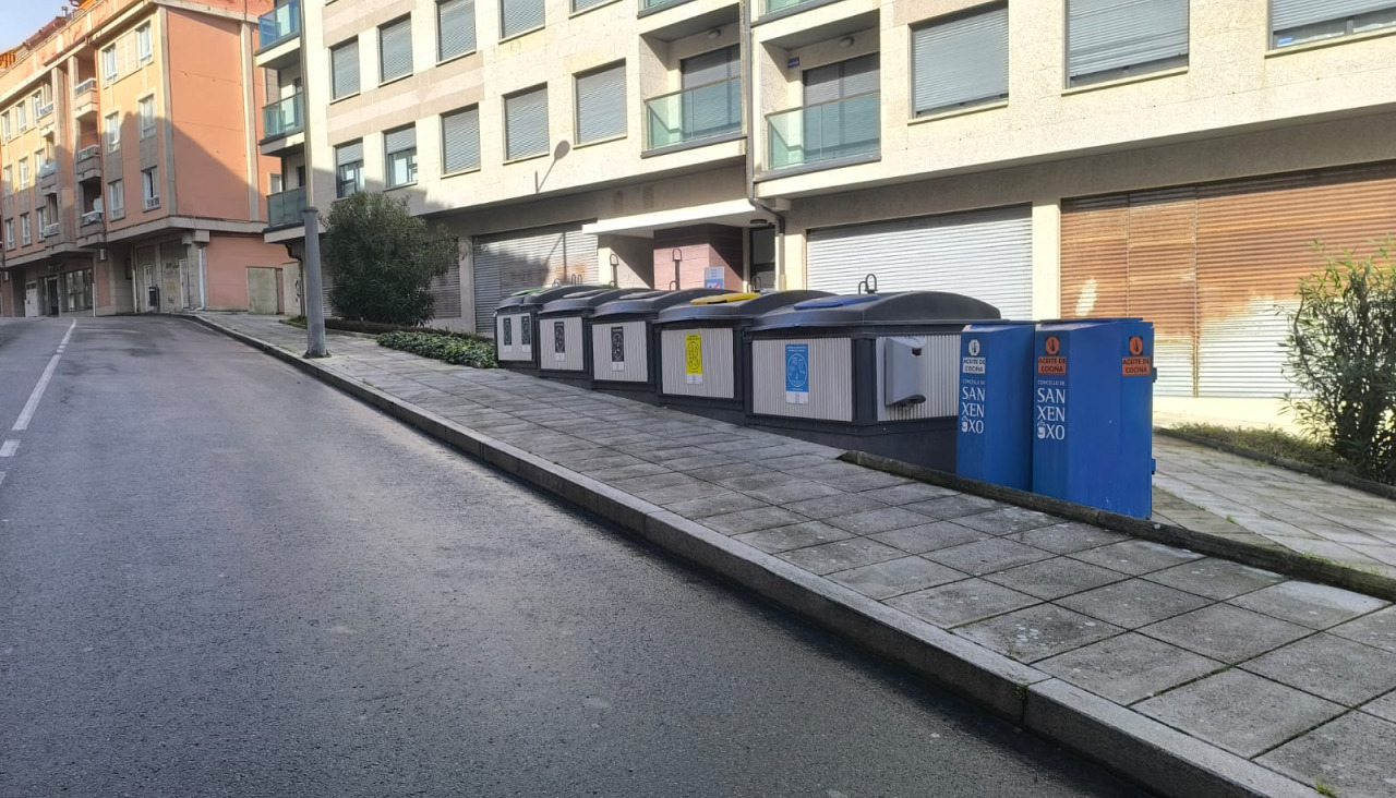 Contenedores que recogen a horas tempranas en Sanxenxo