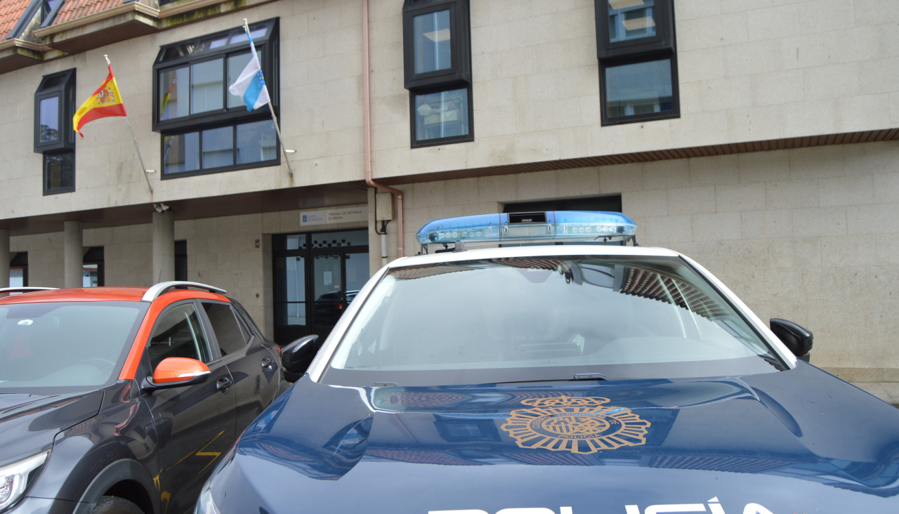 La Policía Nacional puso este jueves a disposición de la autoridad judicial al detenido popr un nuevo robo en Corrubedo