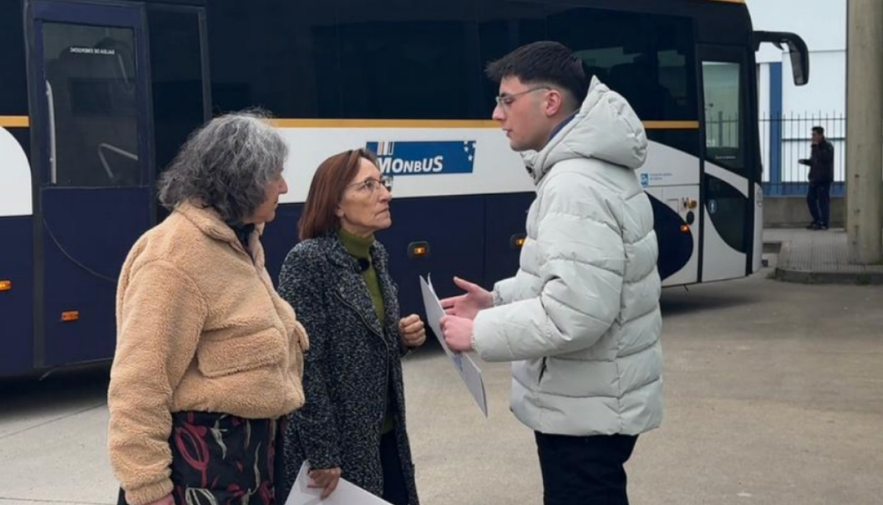 Rosana Pérez, con Amparo Cerecedo y David Casais, presentó la proposición no de ley para reclamar el arreglo y puesta en funcionamiento de la estación de autobuses de A Poibra