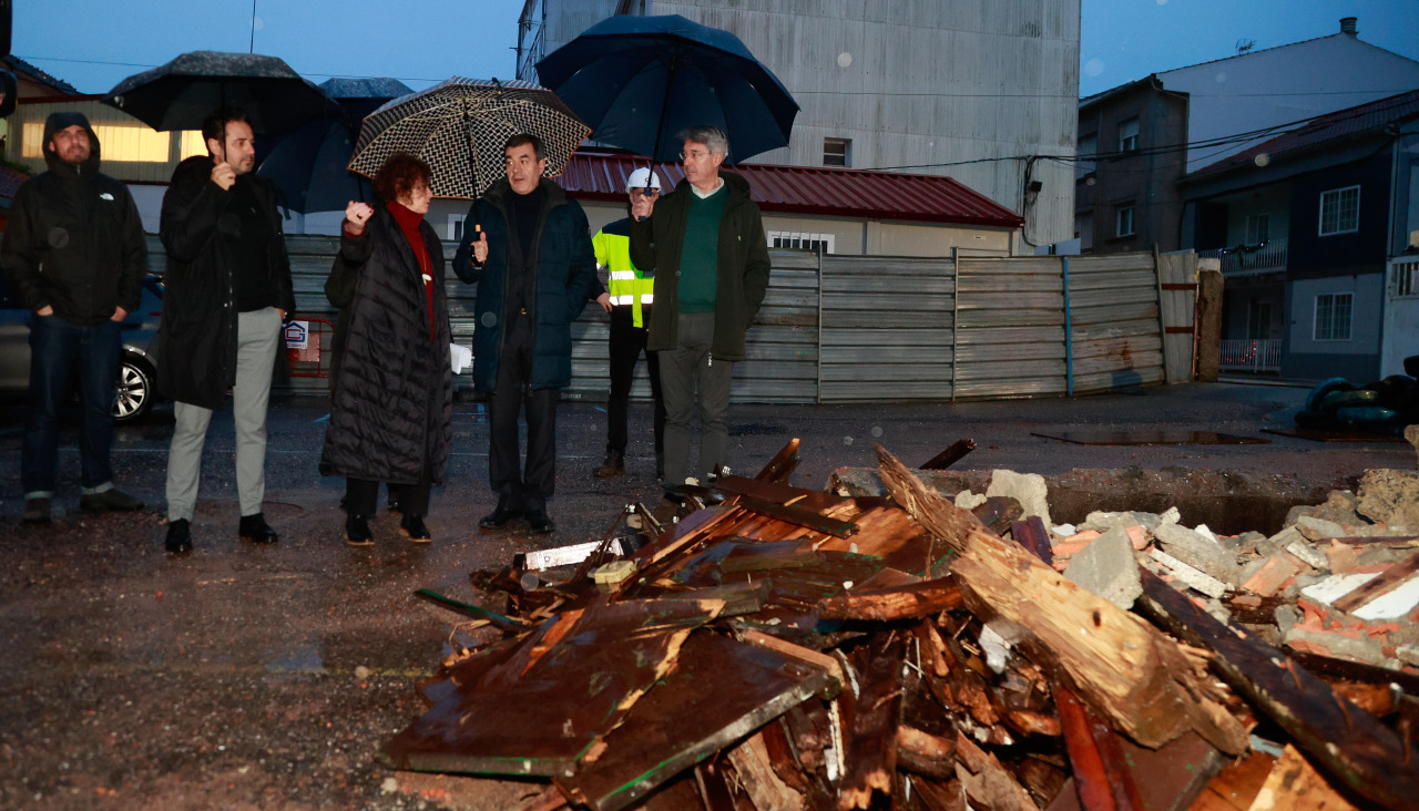 El Conselleiro de Educación, Román Rodríguez, junto al alcalde meco, José Cacabelos, en las obras del CEIP Rosalía de Castro