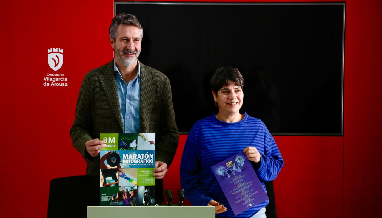 El alcalde de Vilagarcía, Alberto Varela, y la edila de Igualdade, Tania García, en la presentación de las actividades