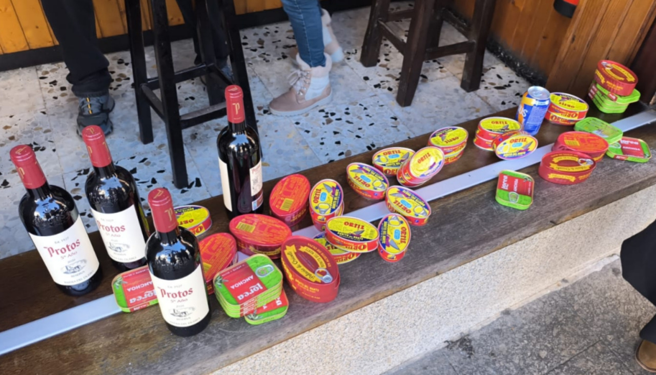 El botín valorado en cerca de 300 euros que fue sustraído del supermercado pudo ser recuperado en su totalidad por el encargado