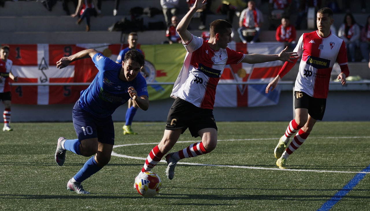Remeseiro pide falta en una acción en mediocampo