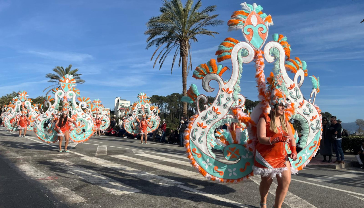 Participantes en el desfile de carnaval de Sanxenxo