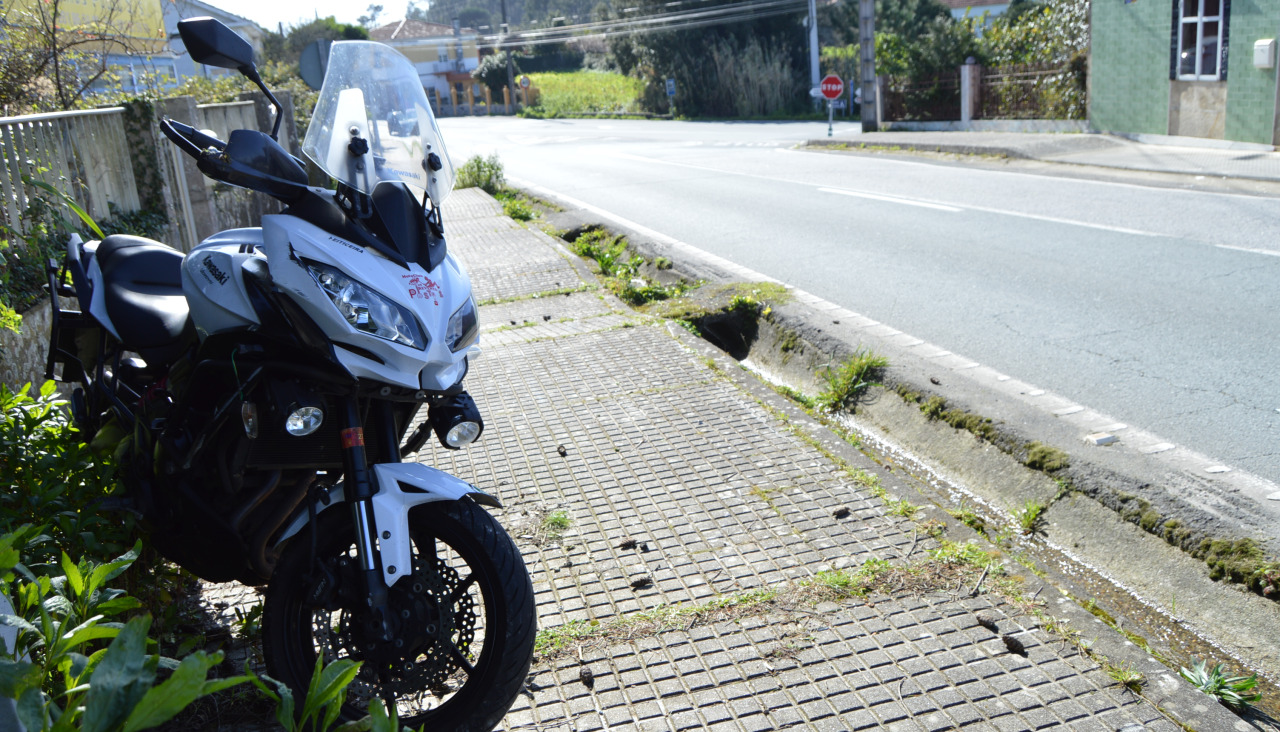 Una motocicleta Kawasaki Versys de gran cilindrada se salió de la vía, metió una rueda en una tajea y fue a parar al suelo de la calzada de la AC-302 en Xenxides