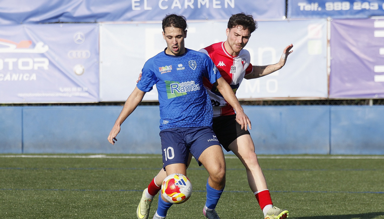 Luis Castro presiona a Isma en una acción del partido