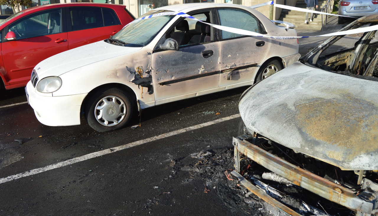Un incendio calcinó completamente dos coches y afectó parcialmente a otro que estaban aparcados en el Paseo das Carolinas de Ribeira