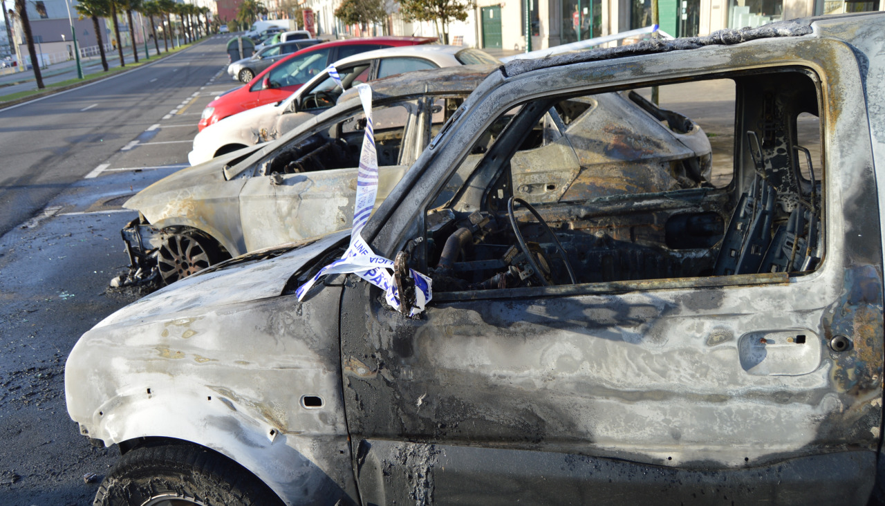 Un incendio calcinó completamente dos coches y afectó parcialmente a otro que estaban aparcados en el Paseo das Carolinas de Ribeira