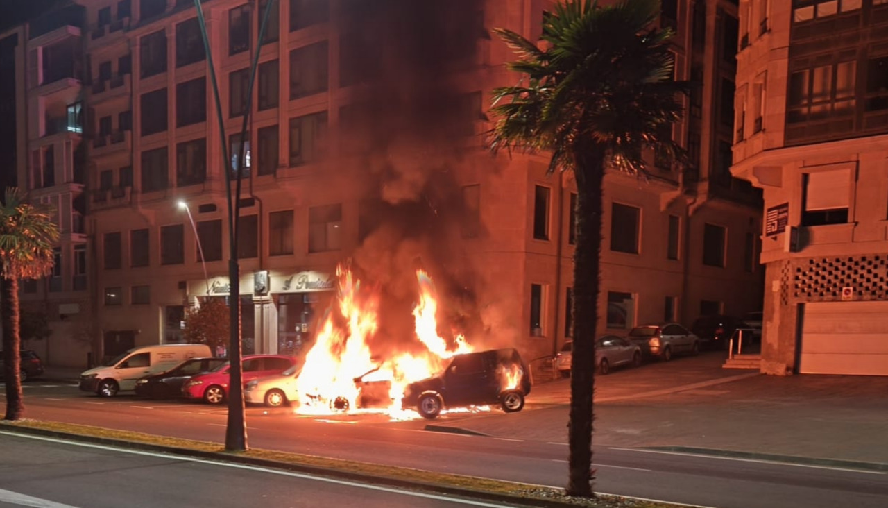 Un incendio calcinó completamente dos coches y afectó parcialmente a otro que estaban aparcados en el Paseo das Carolinas de Ribeira
