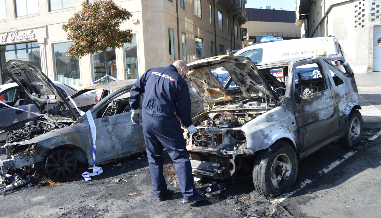 Un componente de la unidad científica de la comisaría del Cuerpo Nacional de Policía estuvo investigando el origen del fuego