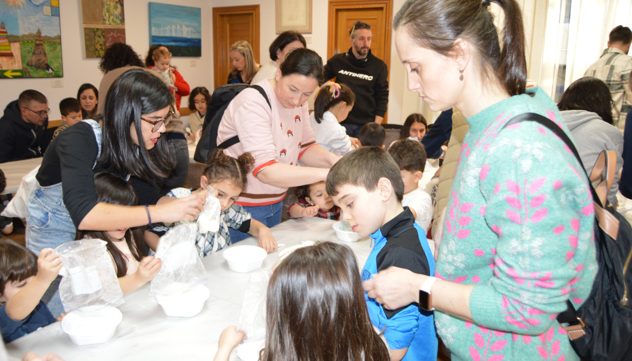 La actividad programada para conmemorar el Día da Lingua Materna incluyó un taller para elaborar con plastilina, harina, agua y color la figura del personaje favorito de cada uno de los participantes