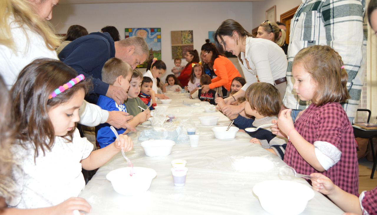 La actividad programada para conmemorar el Día da Lingua Materna incluyó un taller para elaborar con plastilina, harina, agua y color la figura del personaje favorito de cada uno de los participantes