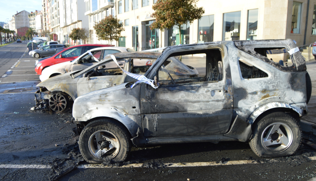 Un incendio calcinó completamente dos coches y afectó parcialmente a otro que estaban aparcados en el Paseo das Carolinas de Ribeira