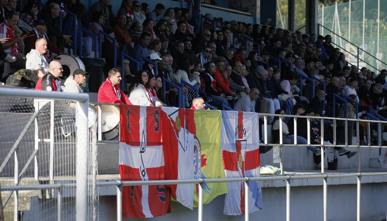 La afición del Arosa tomó la grada de Os Carrís