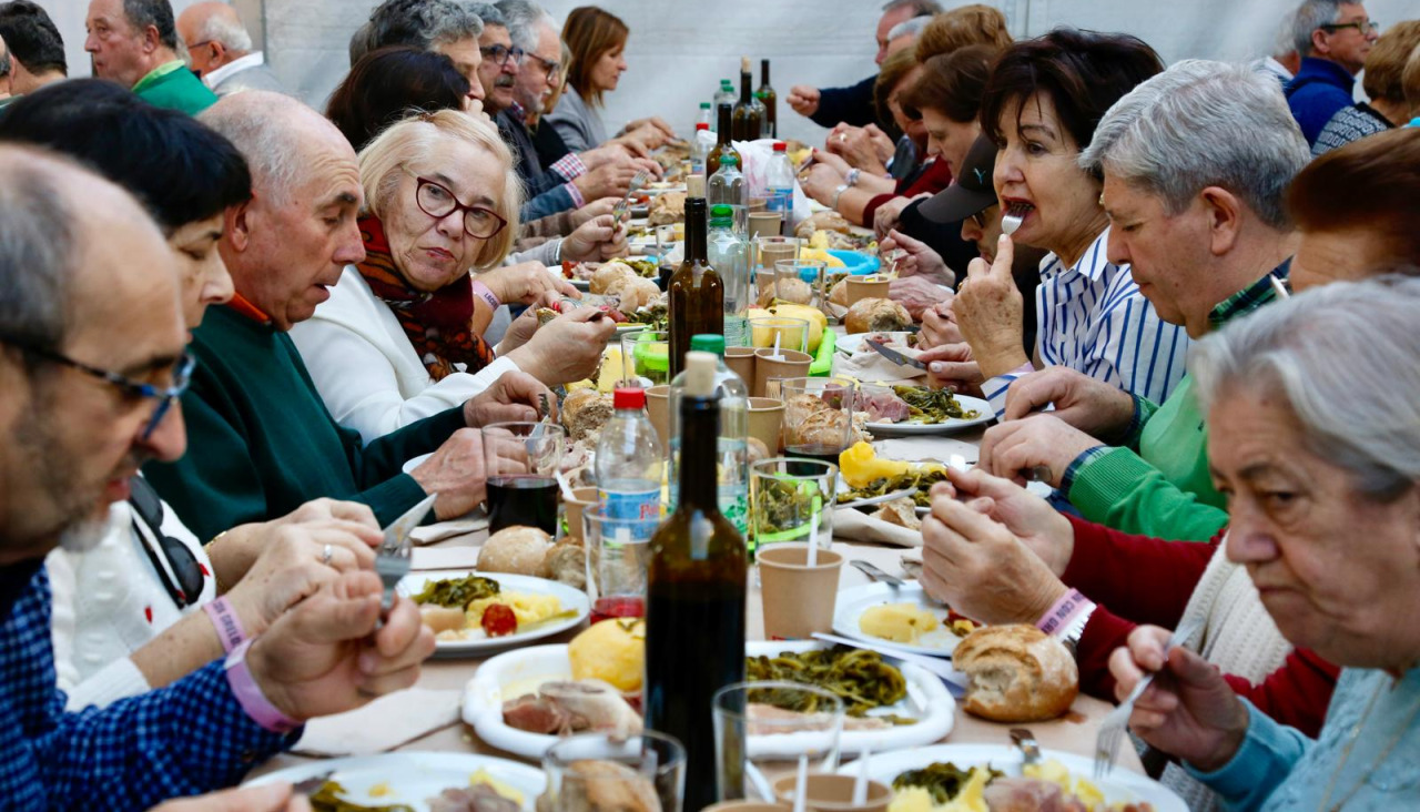 Comensales en la Festa do Lacón con Grelos de Cuntis