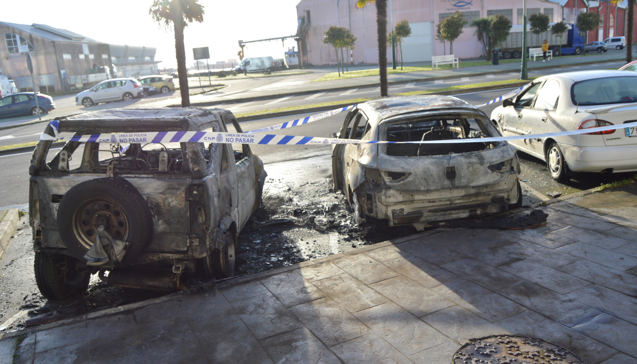 Un incendio calcinó completamente dos coches y afectó parcialmente a otro que estaban aparcados en el Paseo das Carolinas de Ribeira