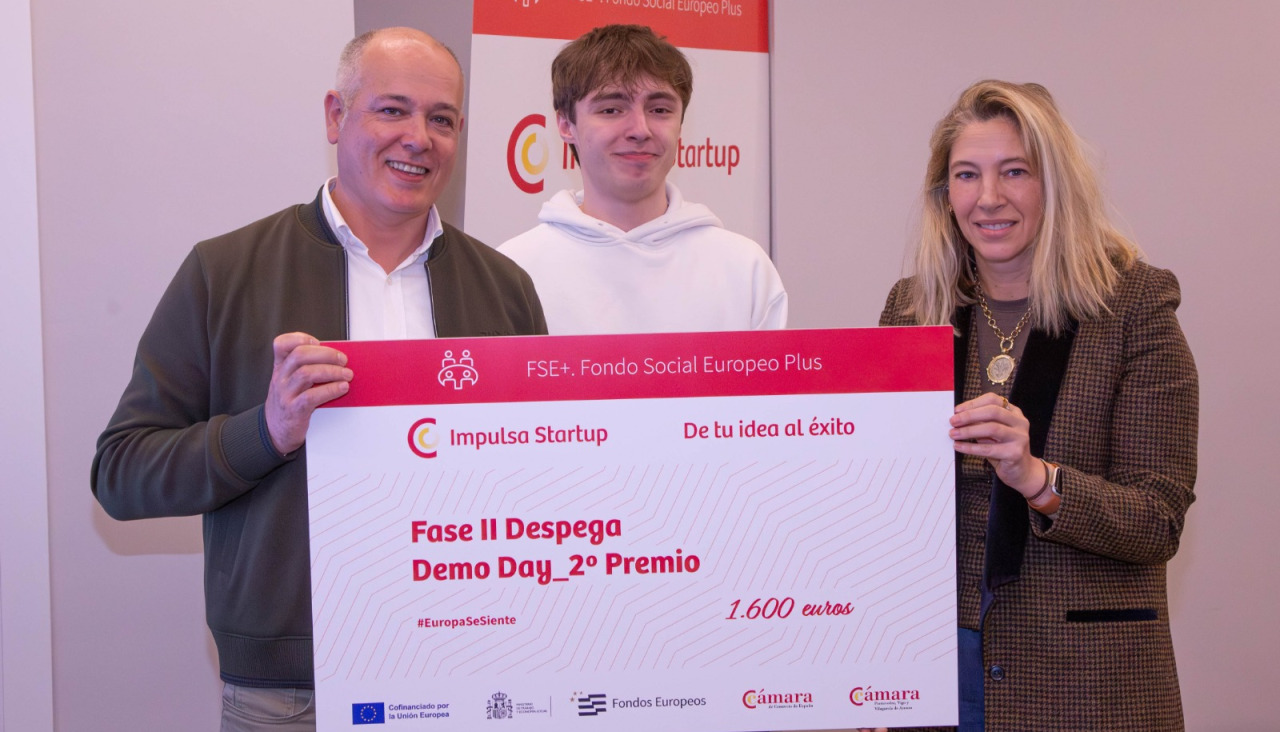 Los vilagarcianos Sergio Álvarez y Nico Chaves recibieron el segundo premio por su proyecto Trazko