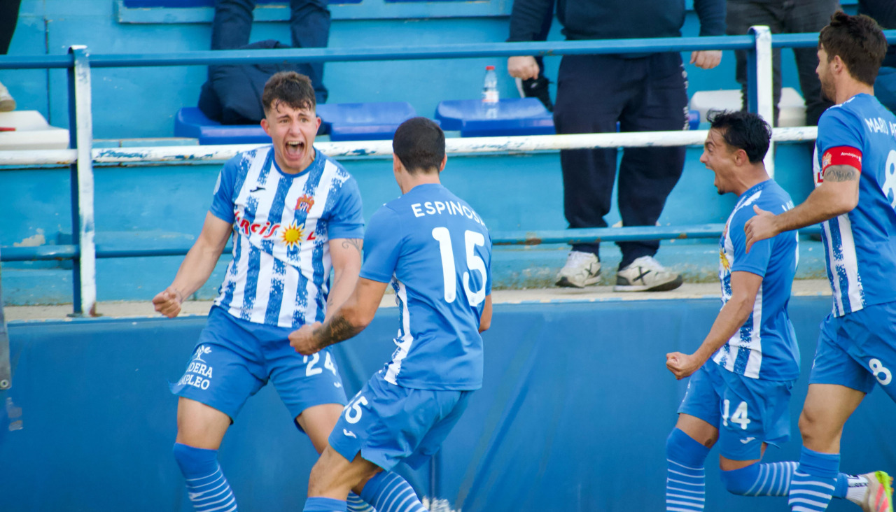 Fer Martínez celebra su primer gol con el Águilas, lider del grupo 4 de Segunda RFEF