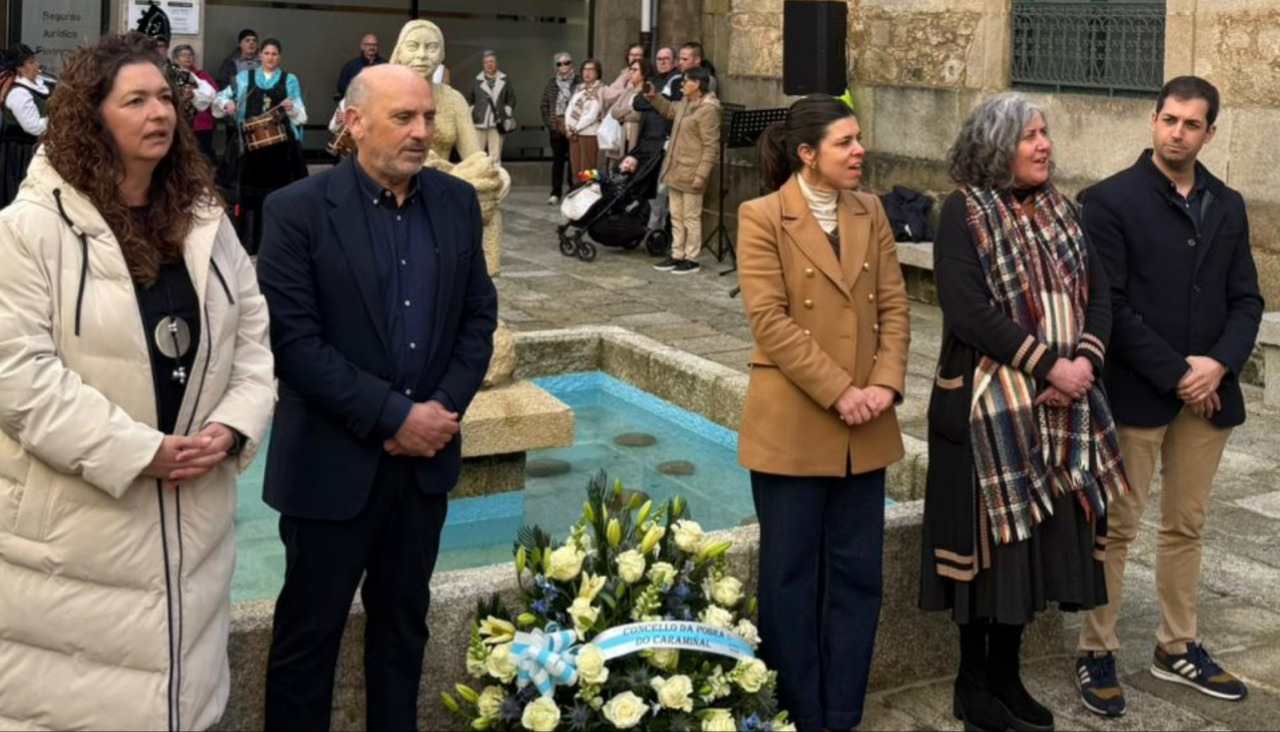 El alcalde, José Carlos Vidal, junto a cuatro ediles del Gobierno pobrense, realizó una ofrenda floral dentro de los actos por el Día de Rosalía de Castro