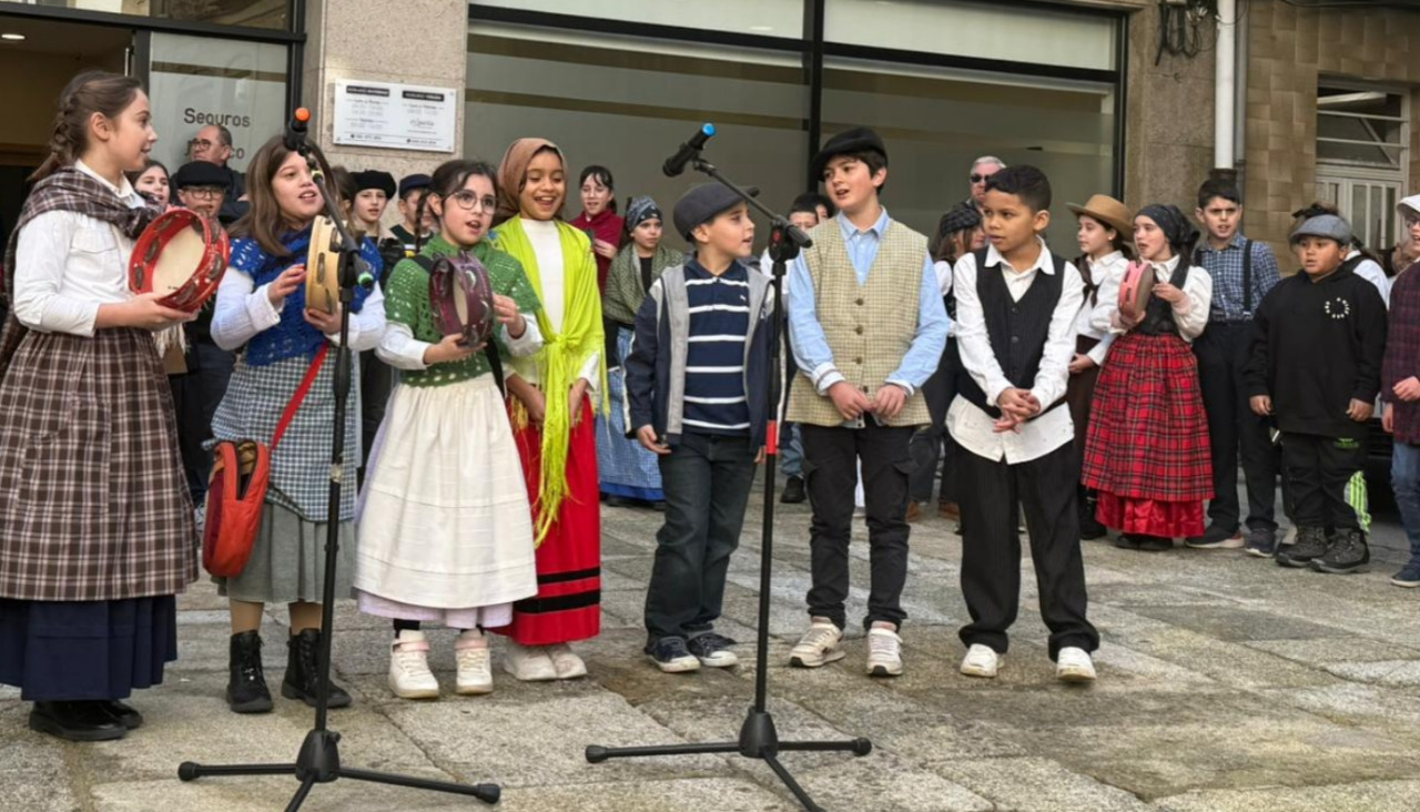 El grupo Xiada ofreció una actuación musical en el homenaje que se le tributó a Rosalía de Castro en A Pobra
