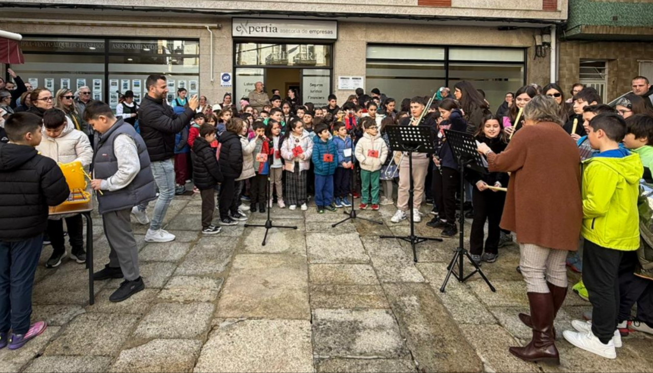 Escolares de los colegios Salustiano Rey y Pilar Maestú ofrecieron un recital poético-musical en el homenaje a Rosalía de Castro en A Pobra