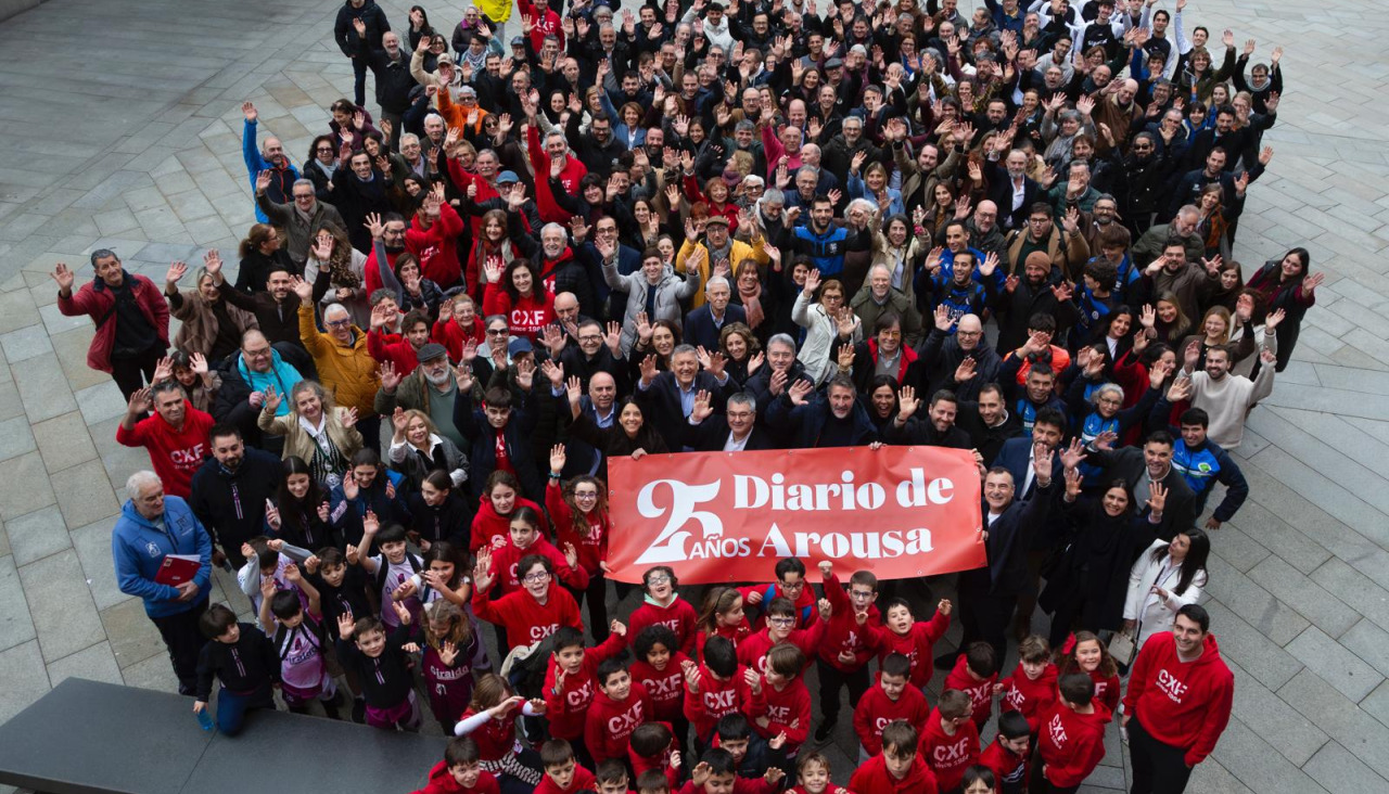Alcaldes, concejales, asociaciones vecinales y culturales, entidades, clubs deportivos y ciudadanos de a pie quisieron estar en la instantánea de Diario de Arousa por sus 25 años 