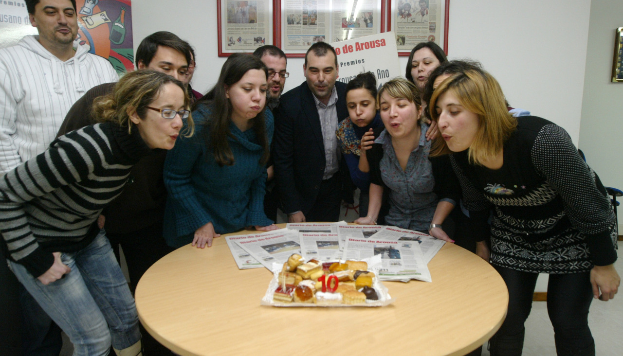 Integrantes de la plantilla de Arousa celebrando el décimo aniversario del periódico