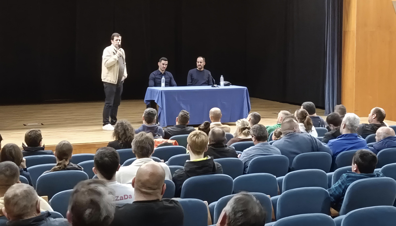 El arbitro pontevedrés Alejandro Muñiz, sentado junto a Fran Soto, presidente del CTA, mientras los presenta el concejal Marcos Guisaola en la charla que ofrecieron ayer  en Sanxenxo