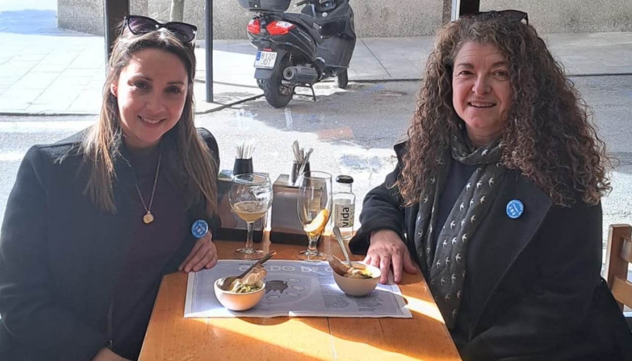 Las concejalas populares Carme Pérez y Juana Brión degustaron el 'Caldo de Gloria' en la cafetería Zum Zum