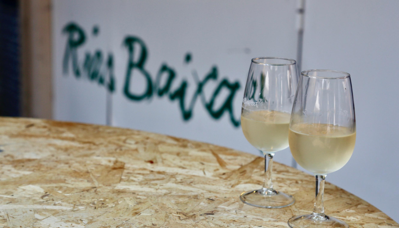 Dos copas de vino en la Festa do Albariño, uno de los hitos promocionales de la denominación de origen