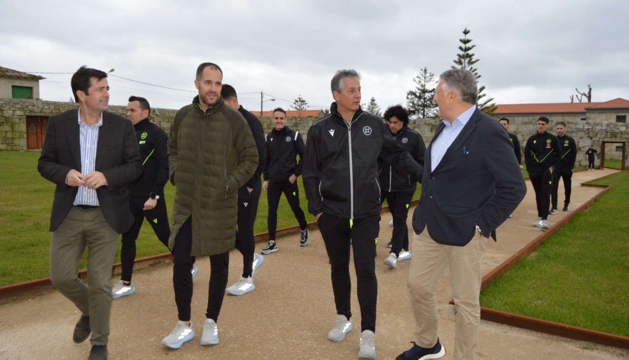 El alcalde de Sanxenxo, Telmo Martín, ejerció de anfitrión con los miembros del Comité Nacional y los árbitros de Segunda División