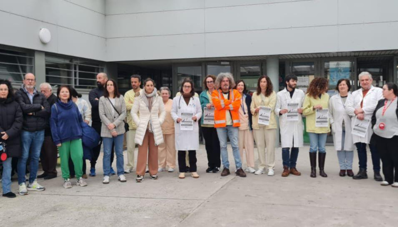 La concentración principal en la comarca se desarrolló delante de la puerta de acceso al ambulatorio boirense