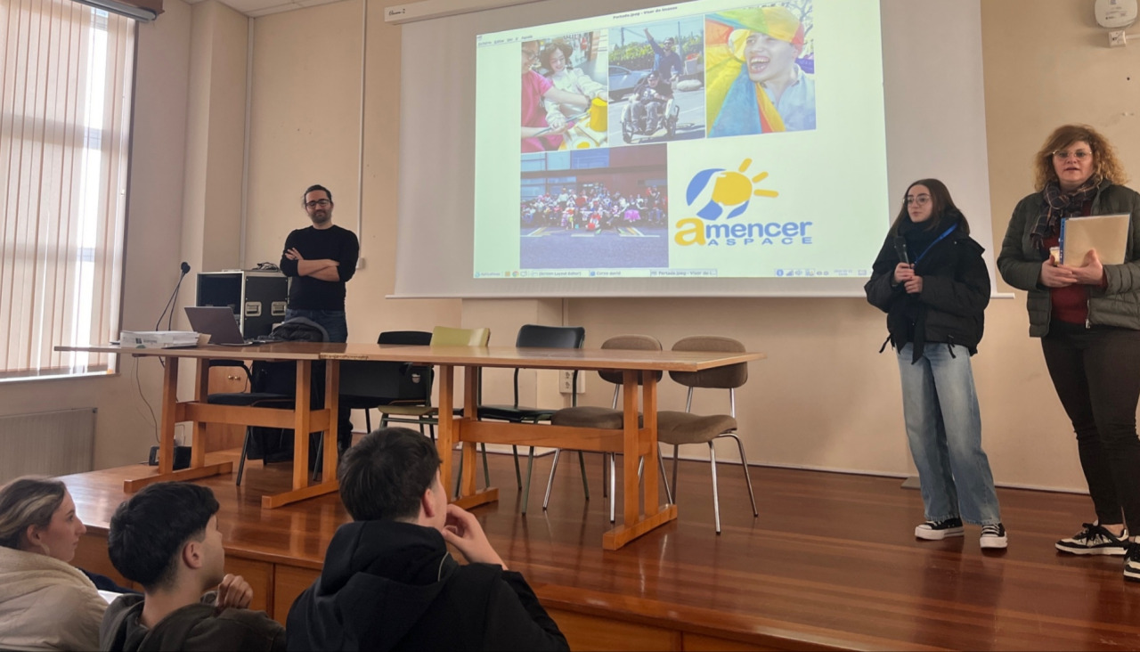 David Villaverde, de Amencer, que explicó las causas de la parálisis cerebral, fue presentado por alumnas del ciclo medio del instituto rianxeiro