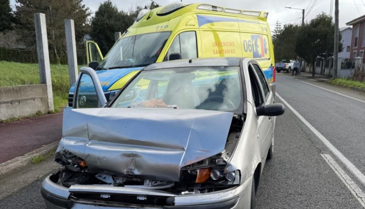 Un coche de la marca Fiat sufrió diversos daños en su parte frontal como consecuencia de la colisión por alcance con un camión de recogida de basura en Olveira